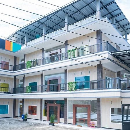 Sans Hotel Queen Batu Sumber Brantas Екстериор снимка