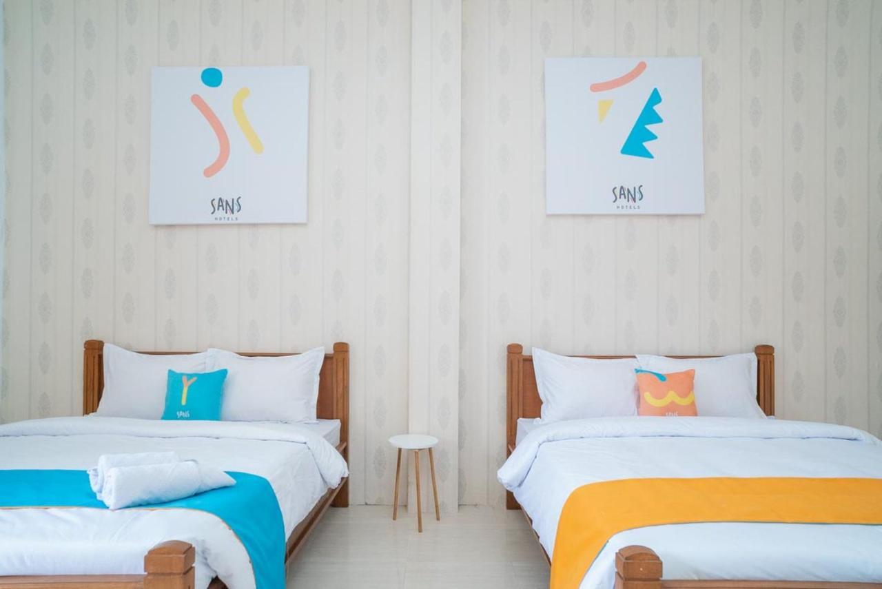 Sans Hotel Queen Batu Sumber Brantas Екстериор снимка