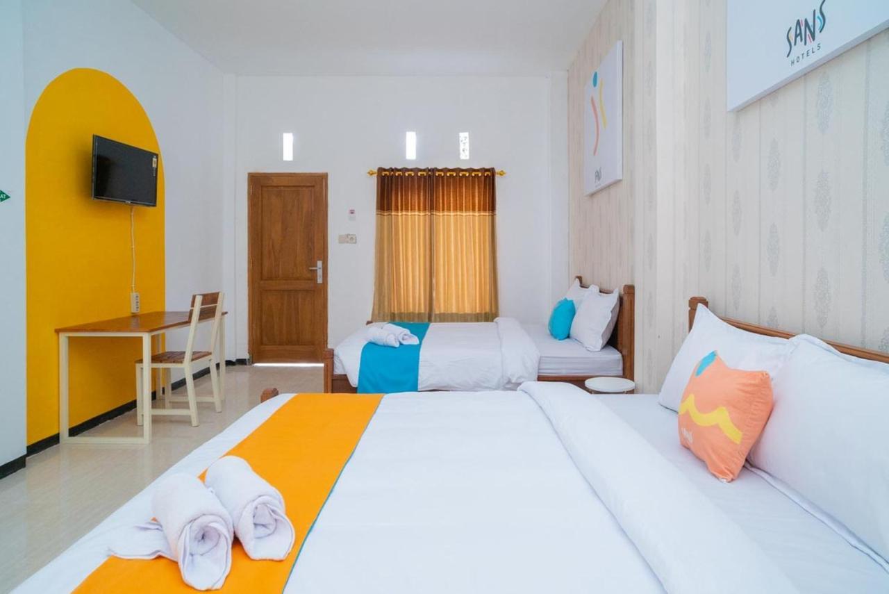 Sans Hotel Queen Batu Sumber Brantas Екстериор снимка