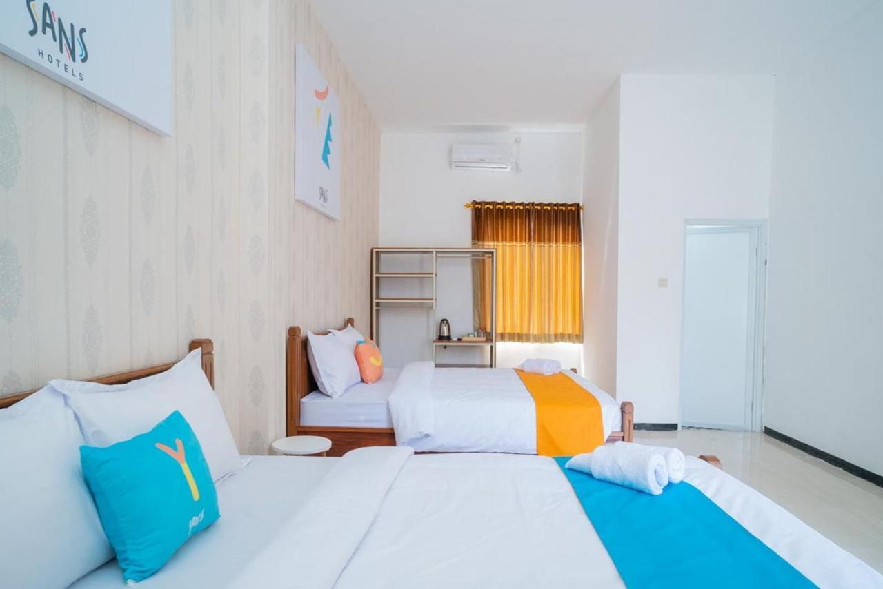 Sans Hotel Queen Batu Sumber Brantas Екстериор снимка