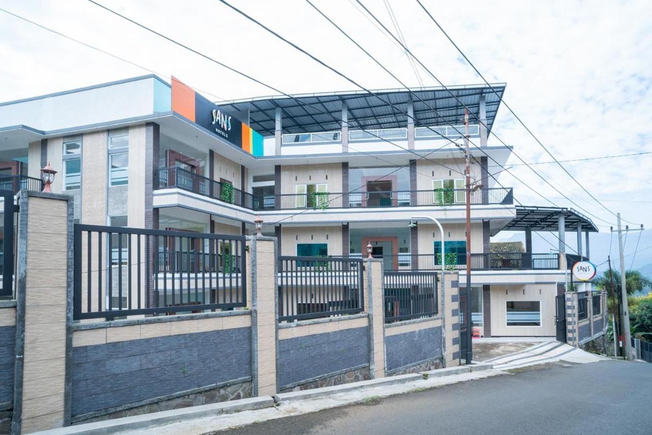 Sans Hotel Queen Batu Sumber Brantas Екстериор снимка