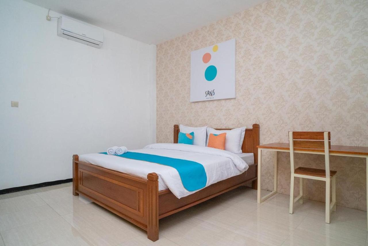 Sans Hotel Queen Batu Sumber Brantas Екстериор снимка