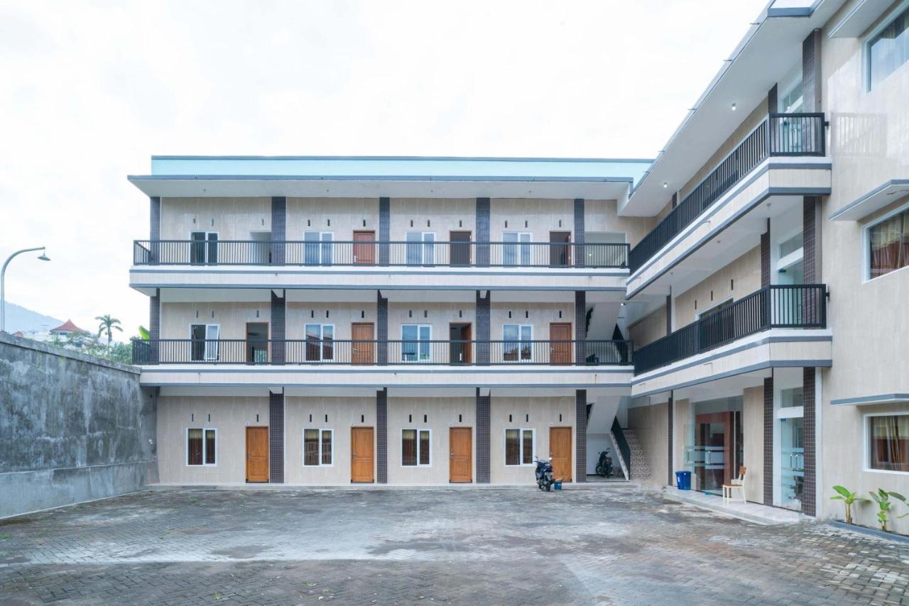 Sans Hotel Queen Batu Sumber Brantas Екстериор снимка