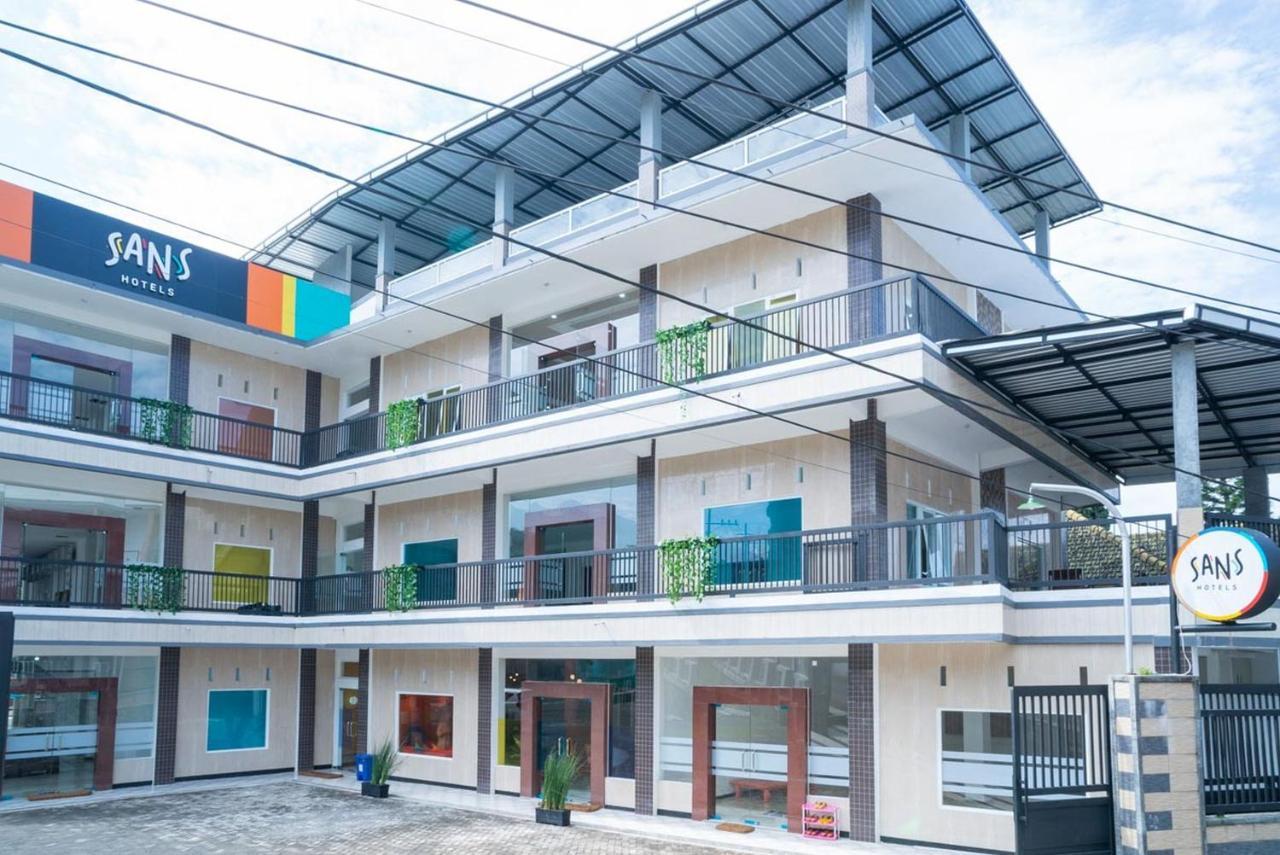 Sans Hotel Queen Batu Sumber Brantas Екстериор снимка